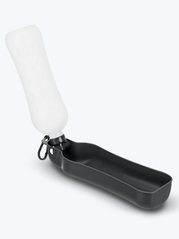 Ein ideales Produkt für Spaziergänge und Ausflüge mit deinem Hund, eine Wasserflasche kombiniert mit einem Napf