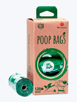 Eine Packung mit 120 grünen recycelten Hundekotbeuteln in Rollen und einer Rolle daneben.