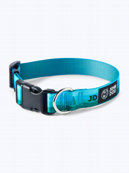Blau-grünes Hundehalsband aus der City-Kollektion mit John Dog-Logo und schwarzem Verschluss.
