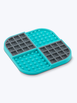 Graublaue LickiMat Hundeleckmatte mit Laschen und Einkerbungen.