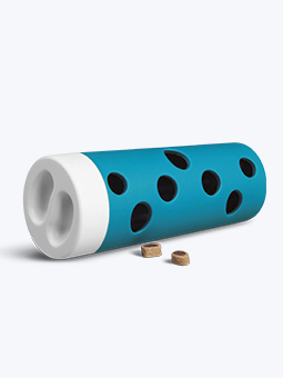 Blaues Snack Roll Katzenspielzeug mit Löchern für Leckerlis.