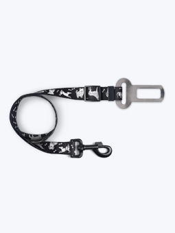 Schwarzer Hunde-Autogurt, mit Metallstift und Halsbandverschluss und weißen Hundemustern.