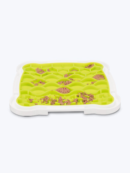 Grüne Leckermatte von TRixie mit Leckerlis für deinen Hund.