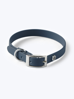 Marineblaues, wasserdichtes Halsband mit 1,5 cm breitem John Dog-Logo.