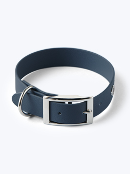 Marineblaues, wasserdichtes Halsband mit John Dog Logo, 2,5 cm breit.