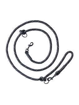 Schwarze, verschlungene Hundeleine aus der John Dog Kollektion mit einer Länge von 2,6 Metern. Die Leine hat robuste Metallverschlüsse und Karabinerhaken für eine einfache und sichere Befestigung am Halsband deines Hundes.