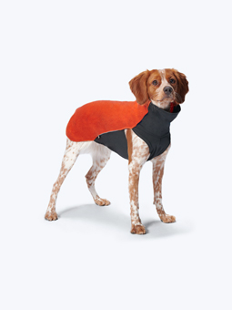 Orangefarbenes Fleece-Hunde-Sweatshirt von John Dog, Produkt auf Hund abgebildet.