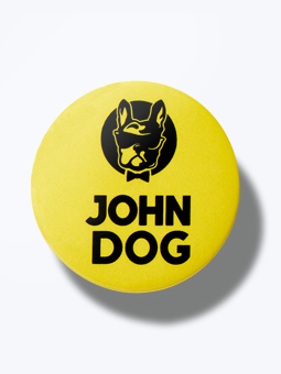 Gelber Pin mit John Dog Paws Logo darauf