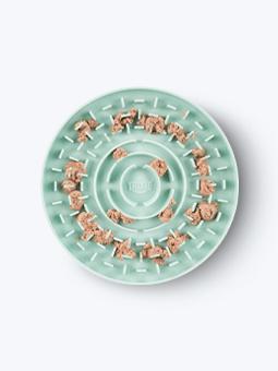 Grüne runde Hundeleckmatte von Trixie mit Futter.