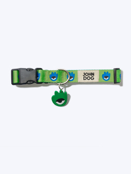 Gefaltetes grünes Halsband mit Anhänger, bedruckt mit hey, woof, hello, Marke John Dog.