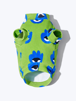 Blick auf die Unterseite des grün-blauen Microfleece-Hundesweatshirts aus der hey, woof, hello! Kollektion der Marke John Dog.