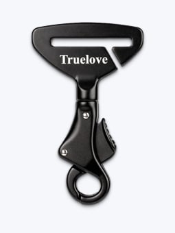 Schwarze Schnalle zum Befestigen eines Hundes am Autogurt, mit Trulove Markenlogo, Vorderseite.