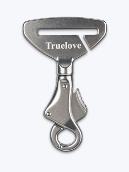 Silberne Schnalle zum Befestigen eines Hundes am Autogurt, mit Trulove Markenlogo, Vorderseite.