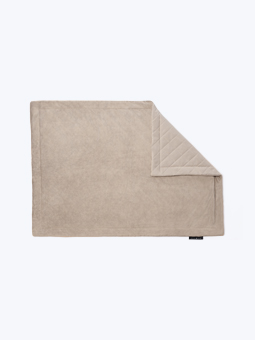 Autoteppich für deinen Hund, aus Velours und gestepptem Baumwollstoff, in Beige. Blick auf die Veloursseite und ein Stück der Seite aus Ökoleder. Reisekollektion, Marke John Dog.