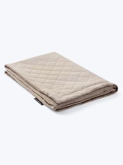 Automatte für deinen Hund, aus Velours und gestepptem Baumwollstoff, in Beige. Blick auf die gefaltete Matte. Reisekollektion, von John Dog.