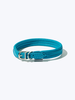 Dickeres Hundehalsband aus Leder in maritimer Farbe, die Ansicht zeigt das liegende Halsband von der Verschlussseite, John Dog, Listing