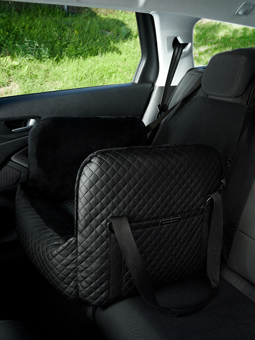 Autositz für deinen Hund, aus Velours und Ökoleder, in Schwarz. Das Foto zeigt sein Aussehen auf dem Rücksitz im Auto, Travel collection, by John Dog.