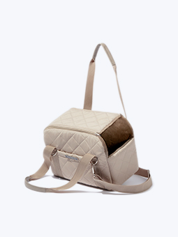 Hundetransporttasche aus gestepptem Baumwollstoff und Velours in Beige. Vorder- und Seitenansicht der Tasche und der Gurte. Reisekollektion, Marke John Dog.