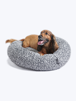 Reifenbett von John Dog in Weiß und Grau, Größe L, mit einem Cockerspaniel, der darauf liegt.