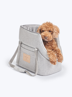 Toy-Pudel in einer hellgrauen Hundetasche, von John Dog.