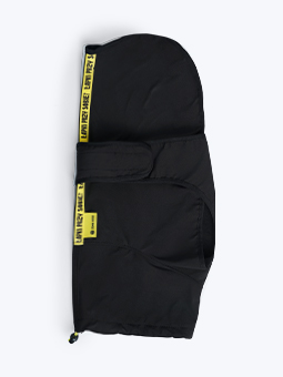 Schwarze Jacke mit gelber Schleife mit dem Slogan "Paws by your side" für deinen Hund, Marke John Dog.