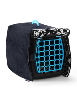 Doppelseitige Katzentransporthülle von John Dog mit aufgerolltem Eingang und schwarz-weißem Design. Der Transportkorb hat eine türkisfarbene Tür und einen türkisfarbenen Griff und der Bezug ist aus einem angenehmen Material gefertigt.