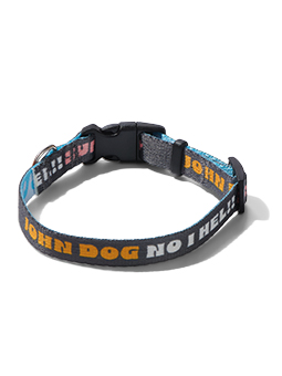 Das John Dog Halsband aus der NO I HEL!!! Kollektion, perfekt für den Sommer 2024, verfügt über einen stabilen Verschluss und sein farbenfrohes Design mit Meereswellen und den Worten "NO I HEL!!!" verleiht ihm ein einzigartiges Sommergefühl.