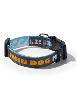 Ein stilvolles Halsband aus der NO I HEL!!! Kollektion, entworfen von John Dog, mit einem farbenfrohen Aufdruck von "NO I HEL!!!" und Meereswellen. Es ist aus strapazierfähigen Materialien gefertigt und bietet Komfort und Sicherheit.