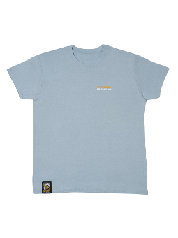 Blaues T-Shirt aus der NO I HEL!!! Kollektion. von John Dog. Auf der Vorderseite ist ein minimalistischer "NO I HEL!!! John Dog" in Gelb. Das T-Shirt ist in vier Größen erhältlich und besteht aus weichem und atmungsaktivem Material, ideal für Sommertage.