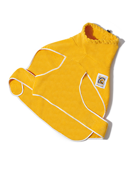 Gelber Hundebademantel aus der NO I HEL!!! Kollektion, verziert mit dem John Dog-Logo und aus schnelltrocknendem Material. Perfekt zum Einwickeln nach dem Bad und gleichzeitig ein stilvoller Look.