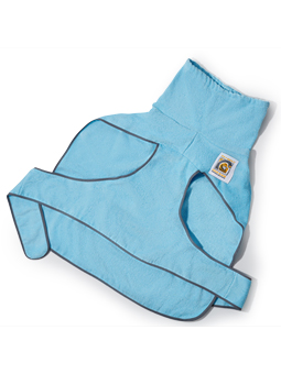 Funktionaler Hundebademantel aus der NO I HEL!!! Kollektion. von John Dog, in blau. Der Bademantel ist aufgefaltet und zeigt sein praktisches Design mit Pfotenlöchern und einfachem Verschluss. Er besteht aus weichem Material und ist ideal, um deinen Hund schnell zu trocknen.