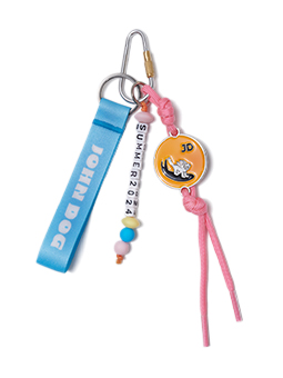 Der Anhänger aus der NO I HEL!!! Kollektion. von John Dog ist ein stilvolles Accessoire, das Funktionalität und attraktives Design vereint. Er besteht aus einem blauen Band mit dem Schriftzug "John Dog", bunten Perlen mit dem Schriftzug "Summer 2024" und einem Metallanhänger mit einem Surferhund-Motiv.