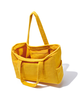 Die Außentasche der Tasche ist ideal, um eine Wasserflasche oder andere praktische Dinge zu verstauen.
