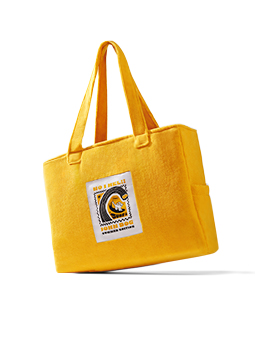 Die leuchtende, energiegeladene Farbe der Tasche macht sie nicht nur funktional, sondern auch zu einem stylischen Accessoire für den Strand.