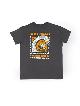Bereichere deine Sommergarderobe mit einem graphitfarbenen T-Shirt aus der NO I HEL!!! Kollektion. von John Dog. Das T-Shirt hat eine kleine Aufschrift auf der Vorderseite und einen großen, markanten Aufdruck auf der Rückseite, der einen surfenden Hund zeigt. Es ist aus hochwertiger Baumwolle gefertigt und garantiert den ganzen Sommer über Komfort und Haltbarkeit.
