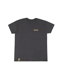 Das stylische graphitfarbene T-Shirt aus der NO I HEL!!! Kollektion. von John Dog ist die perfekte Wahl für Sommertage. Auf der Vorderseite befindet sich die dezente Aufschrift "NO I HEL!!! JOHN DOG" auf der Vorderseite und ein auffälliger, farbenfroher Surf Dog-Aufdruck auf der Rückseite, der den sommerlichen Charakter des T-Shirts unterstreicht. Es ist in verschiedenen Größen erhältlich und aus hochwertiger Baumwolle gefertigt.