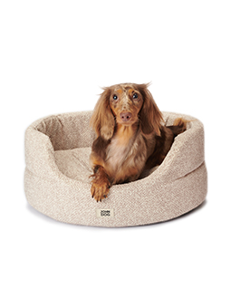 Foto des ovalen Bettes BUBBLE von John Dog mit dem ausziehbaren Kissen. Die Farbe Beige zeigt deutlich die Funktionalität des ausziehbaren Kissens und die Details im Inneren des Bettes.