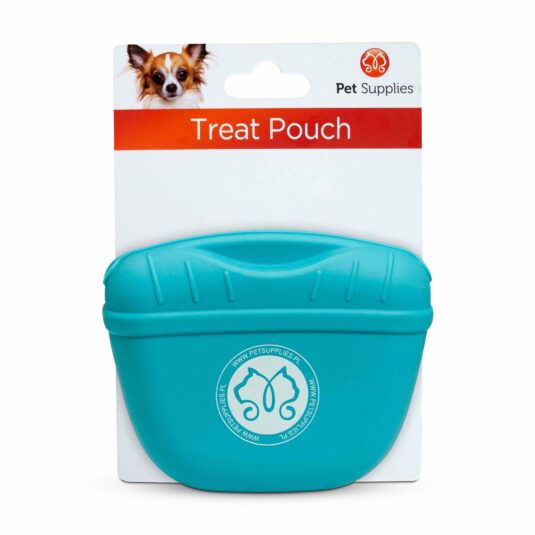 Silikontütchen in Türkis für Hundeleckerlis mit Etikett von Pet Supplies. Auf der Vorderseite des Beutels ist das Logo des Herstellers zu sehen und auf der Verpackung ein Bild des Hundes.