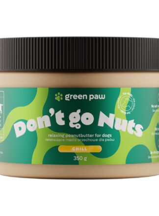 Eine Dose Erdnussbutter für Hunde mit dem Namen "Don't Go Nuts" von Green Paw. Auf dem grün-gelb gefärbten Etikett steht, dass das Produkt entspannend ist, kein Salz oder Zucker enthält und 350 g Erdnussbutter beinhaltet.