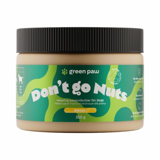 Eine Dose Erdnussbutter für Hunde mit dem Namen "Don't Go Nuts" von Green Paw. Auf dem grün-gelb gefärbten Etikett steht, dass das Produkt entspannend ist, kein Salz oder Zucker enthält und 350 g Erdnussbutter beinhaltet.