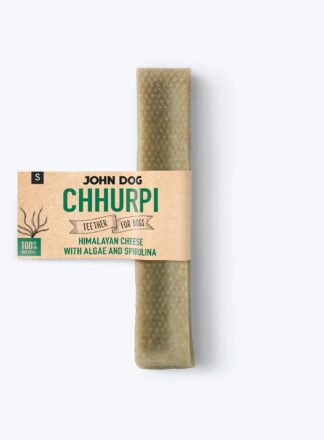 Das Bild zeigt einen Himalaya-Käse mit Algen und Spirulina, grün und Größe S, mit der Aufschrift "John Dog Chhurpi - Himalaya-Käse mit Algen und Spirulina".