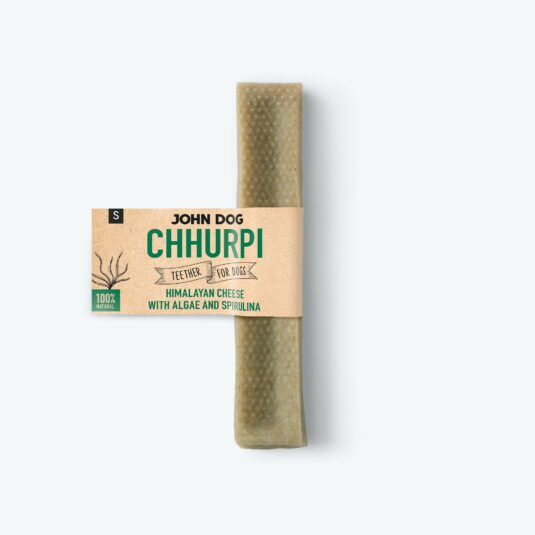Das Bild zeigt einen Himalaya-Käse mit Algen und Spirulina, grün und Größe S, mit der Aufschrift "John Dog Chhurpi - Himalaya-Käse mit Algen und Spirulina".