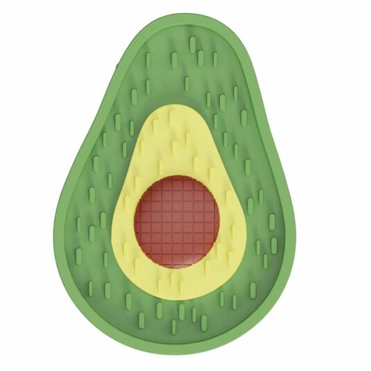 Eine avocadoförmige Leckmatte für Hunde und Katzen, aus grünem Material mit einem gelben und braunen Element, das den Samen symbolisiert. Die Matte hat verschiedene Texturen, um das Futter an die Tiere zu verteilen.