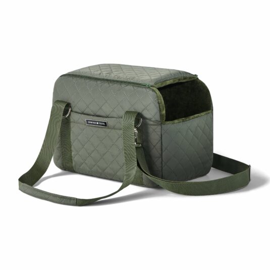 Geschlossene Tasche mit einer Öffnung für den Hundekopf auf der Vorderseite, die von der Seite sichtbar ist und Funktionalität und ästhetisches Design zeigt.