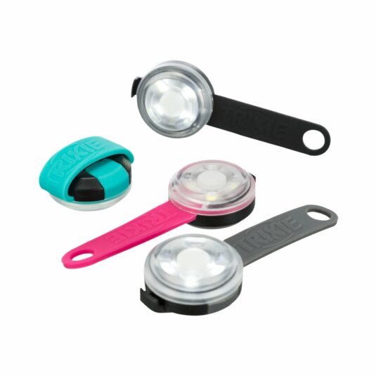 Ein Set mit vier LED-Leuchten in verschiedenen Farben (schwarz, türkis, grau und pink), die du am Halsband deines Hundes befestigen kannst. Jedes Licht hat ein helles LED-Licht, damit dein Hund auch im Dunkeln gesehen wird. Die Lichter sind über einen USB-Anschluss wiederaufladbar.