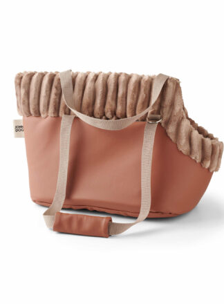 Hundetasche in Braun mit Fellbesatz und Griffen in Beige, Seitenansicht, mit John Dog-Logo auf dem Anhänger.