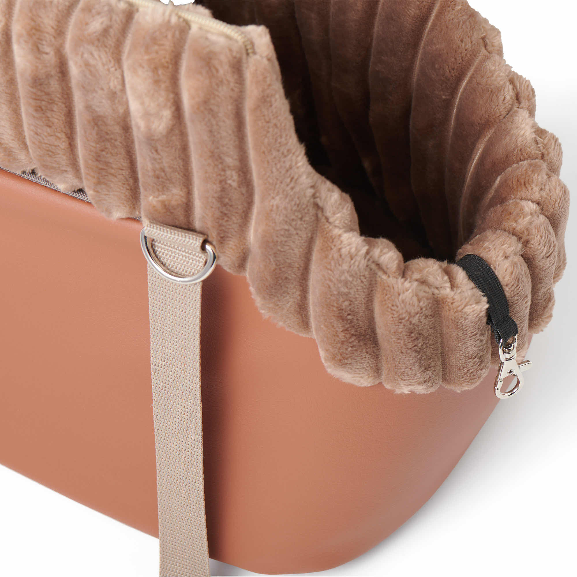 Nahaufnahme des oberen Teils der braunen Hundetasche mit weichem Fellbesatz und einem Metallkarabinerhaken für die Leine im Inneren.