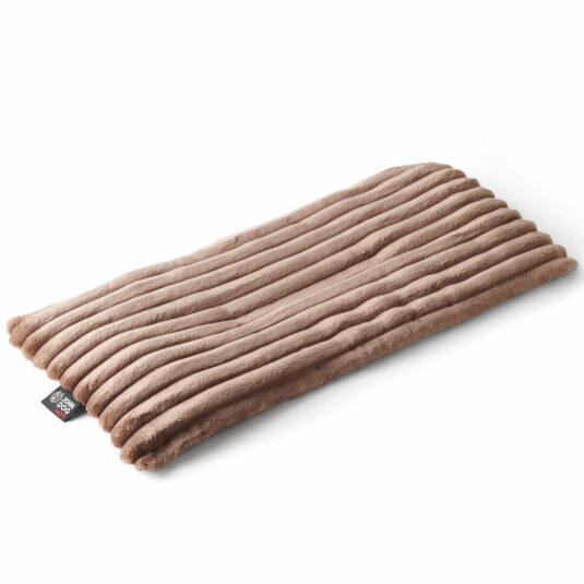 Rechteckiges weiches Katzenbett in Braun Modell MOKKA von John Dog, mit ausgeprägter gerippter Struktur. Ideal, um einen bequemen und gemütlichen Platz für deine Katze auf der Fensterbank oder am Fenster zu schaffen.