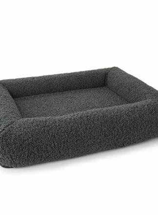 Das weiche, dunkelgraue, rechteckige Bett Modell BALI Wooly von John Dog sorgt für Komfort und Gemütlichkeit. Die dick gepolsterten Seiten und der geräumige Innenraum eignen sich perfekt für die Entspannung deines Haustiers.