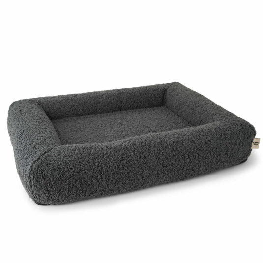 Das weiche, dunkelgraue, rechteckige Bett Modell BALI Wooly von John Dog sorgt für Komfort und Gemütlichkeit. Die dick gepolsterten Seiten und der geräumige Innenraum eignen sich perfekt für die Entspannung deines Haustiers.